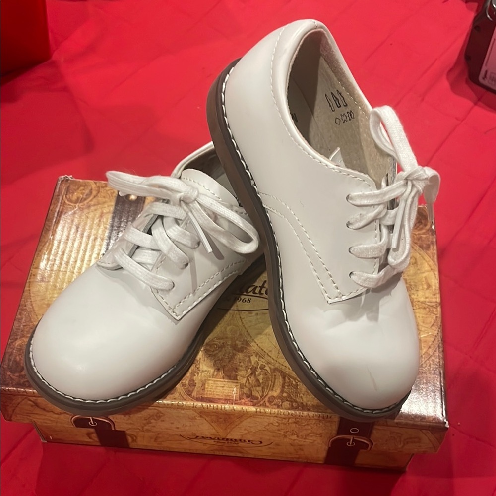 FootMates White Dress Shoes with Classic Design